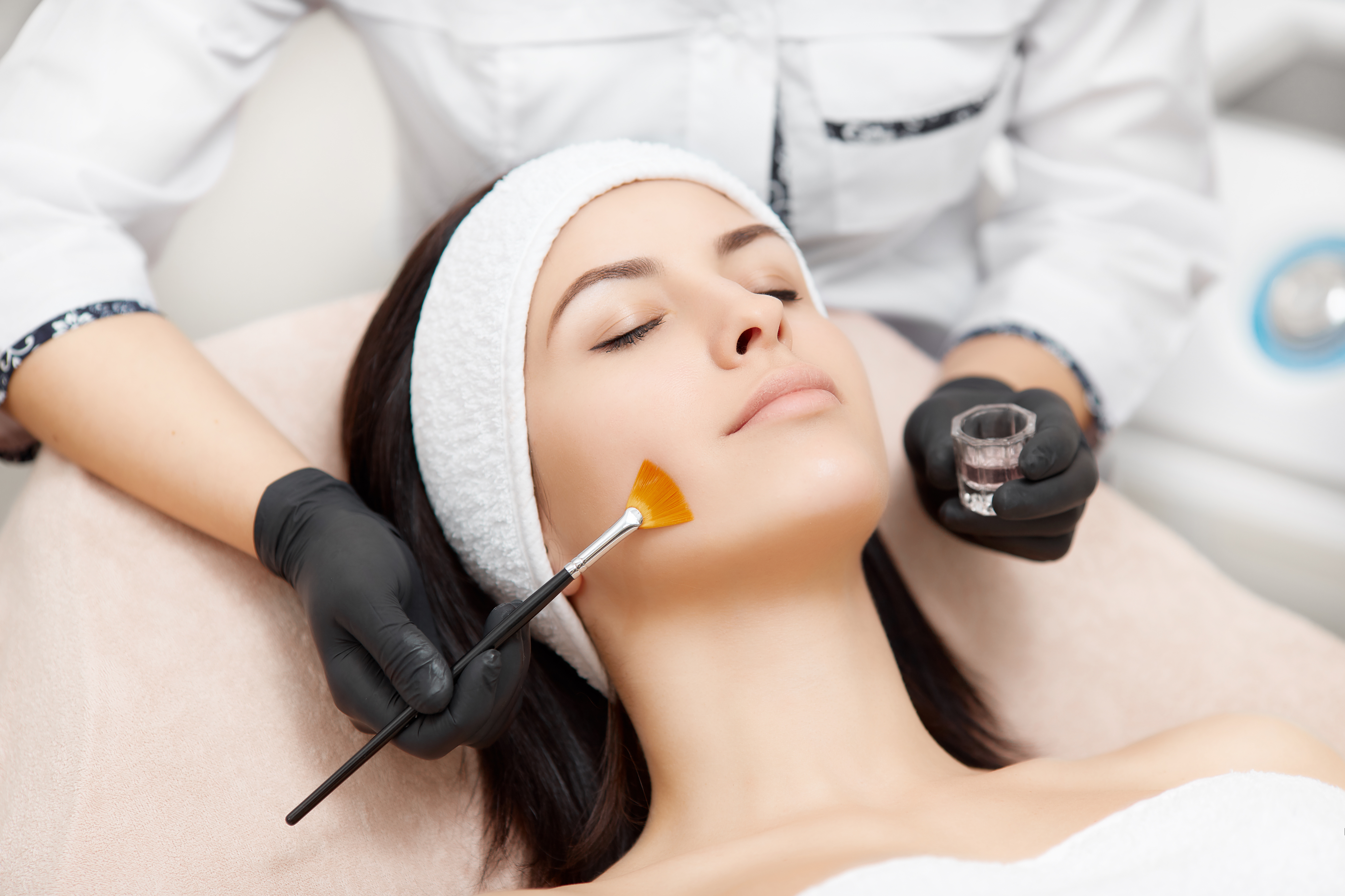 Peeling superficiel du visage au cabinet du Dr Christophe Klein, Génissac