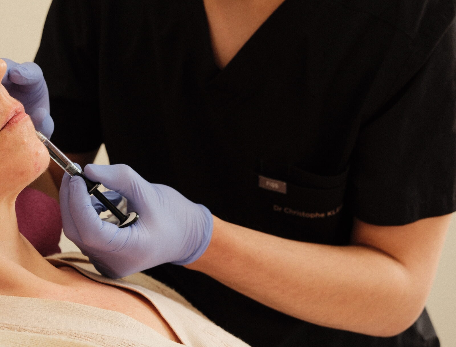 Le Dr Christophe Klein réalisant une injection d’acide hyaluronique, à Génissac