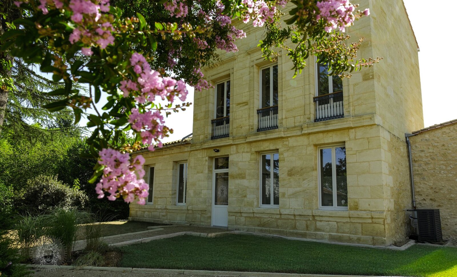 Façade en pierre du cabinet du Dr Christophe Klein, à Génissac (Libournais)
